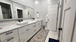 Shower, hair dryer, towels, soap - A Luxury Renovated Loft in SE Burley (Burley)