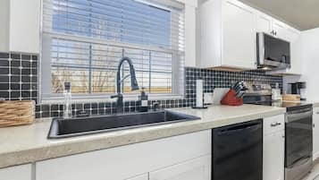 Micro-ondes, four, plaque de cuisson, lave-vaisselle