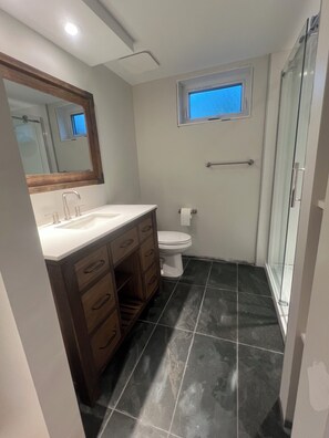 Een douche, een haardroger, handdoeken, zeep