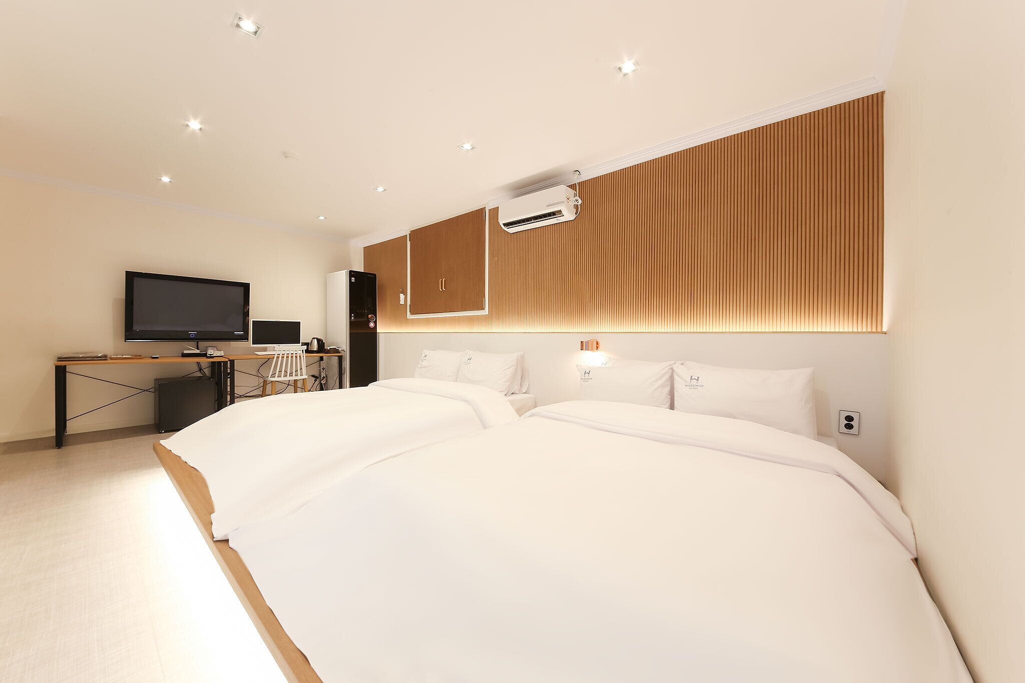 Quarto duplo família, vista para a cidade | Escrivaninha, espaço de trabalho para notebook, quartos à prova de som