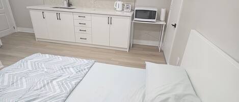 1 dormitori, planxa i posts de planxar, wifi i roba de llit