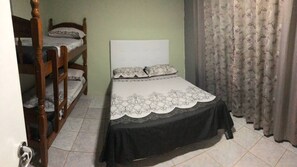 3 室のベッドルーム、アイロン / アイロン台、インターネット、ベッドシーツ