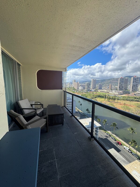 Property grounds - Waikiki Studio•high rise views•free onsite parking (Honolulu)