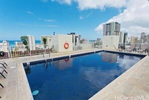 Outdoor pool - Waikiki Studio•high rise views•free onsite parking (Honolulu)