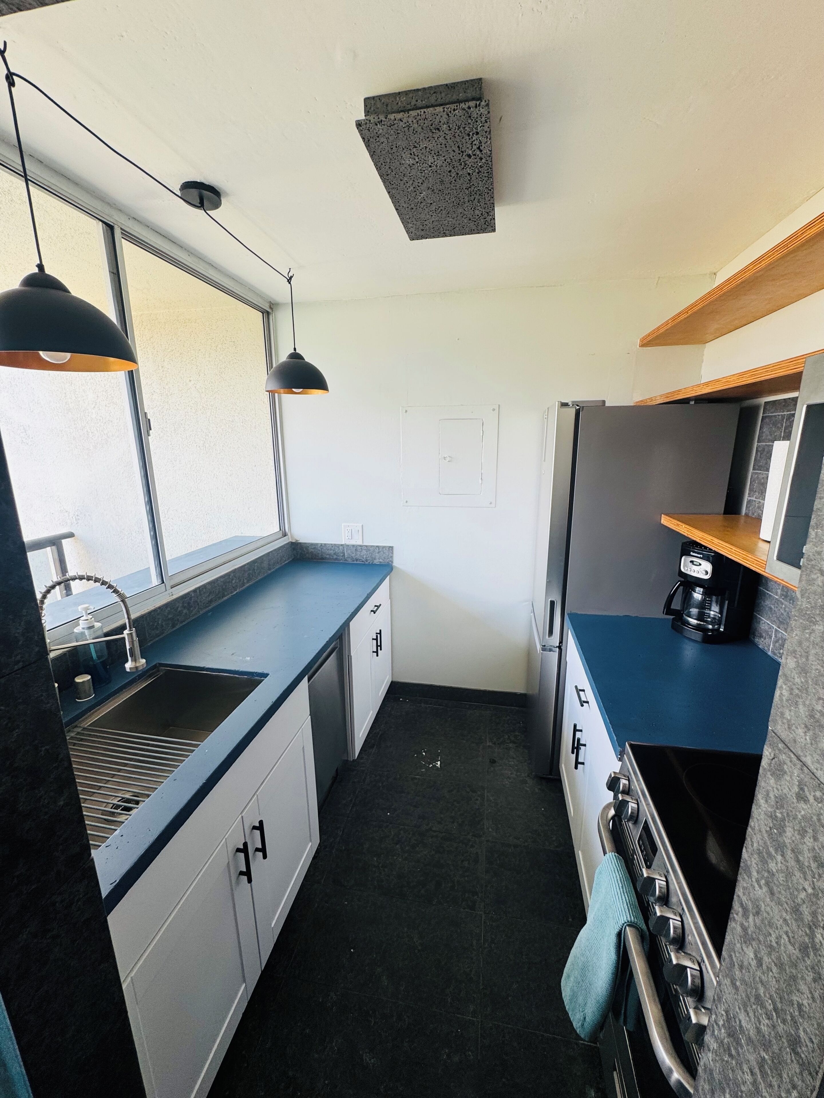 Coffee/tea maker, fridge, microwave, oven