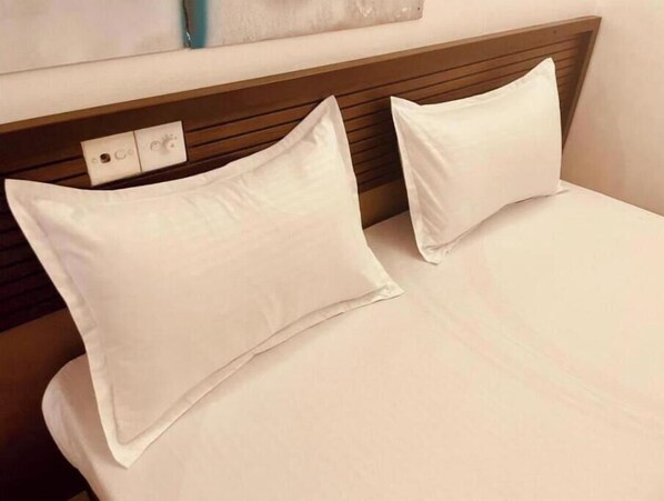 3 bedrooms, internet, bed sheets