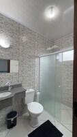 Ducha, artículos de tocador gratuitos, toallas, jabón