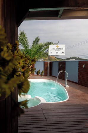 Zona de piscina con un cartel que dice "Vista Horizonte Pousada".