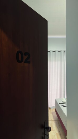 Habitación estándar con 2 camas individuales, vista a la alberca | Espacio para trabajar con laptop y wifi gratis 