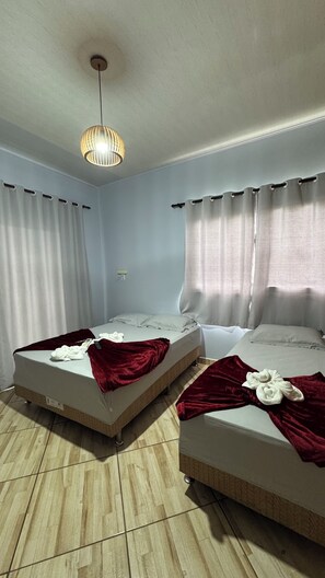 Habitación triple estándar, vista a la alberca | Espacio para trabajar con laptop y wifi gratis 