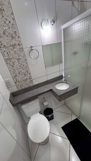 Camera Standard con letto matrimoniale o 2 letti singoli | Bagno | Doccia, set di cortesia gratuito, asciugamani, sapone