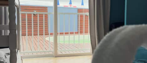 Chambre familiale, vue sur la piscine | Espace de travail pour ordinateurs portables, accĂšs au Wi-Fi (inclus)