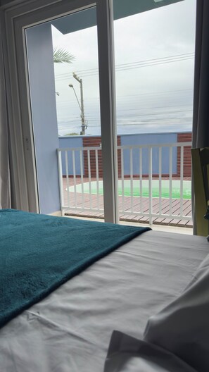 Habitación estándar con 2 camas individuales, vista a la alberca | Espacio para trabajar con laptop y wifi gratis 
