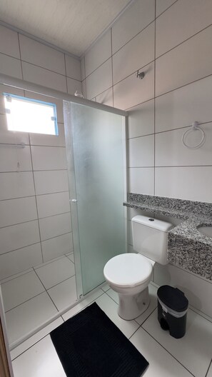 Standard-Dreibettzimmer, Poolblick | Badezimmer | Dusche, kostenlose Toilettenartikel, Handtücher, Seife