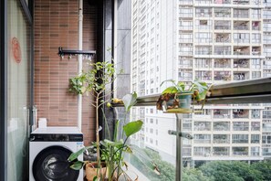 Family Suite | Desk, laptop workspace - SEEU (Shenzhen)