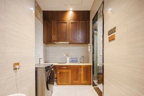 Family Twin Room | Private kitchenette | Stovetop, cookware/dishes/utensils