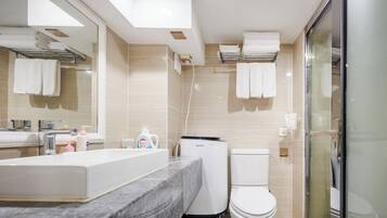 Luxury Suite | Bathroom | Shower, free toiletries, hair dryer, towels
