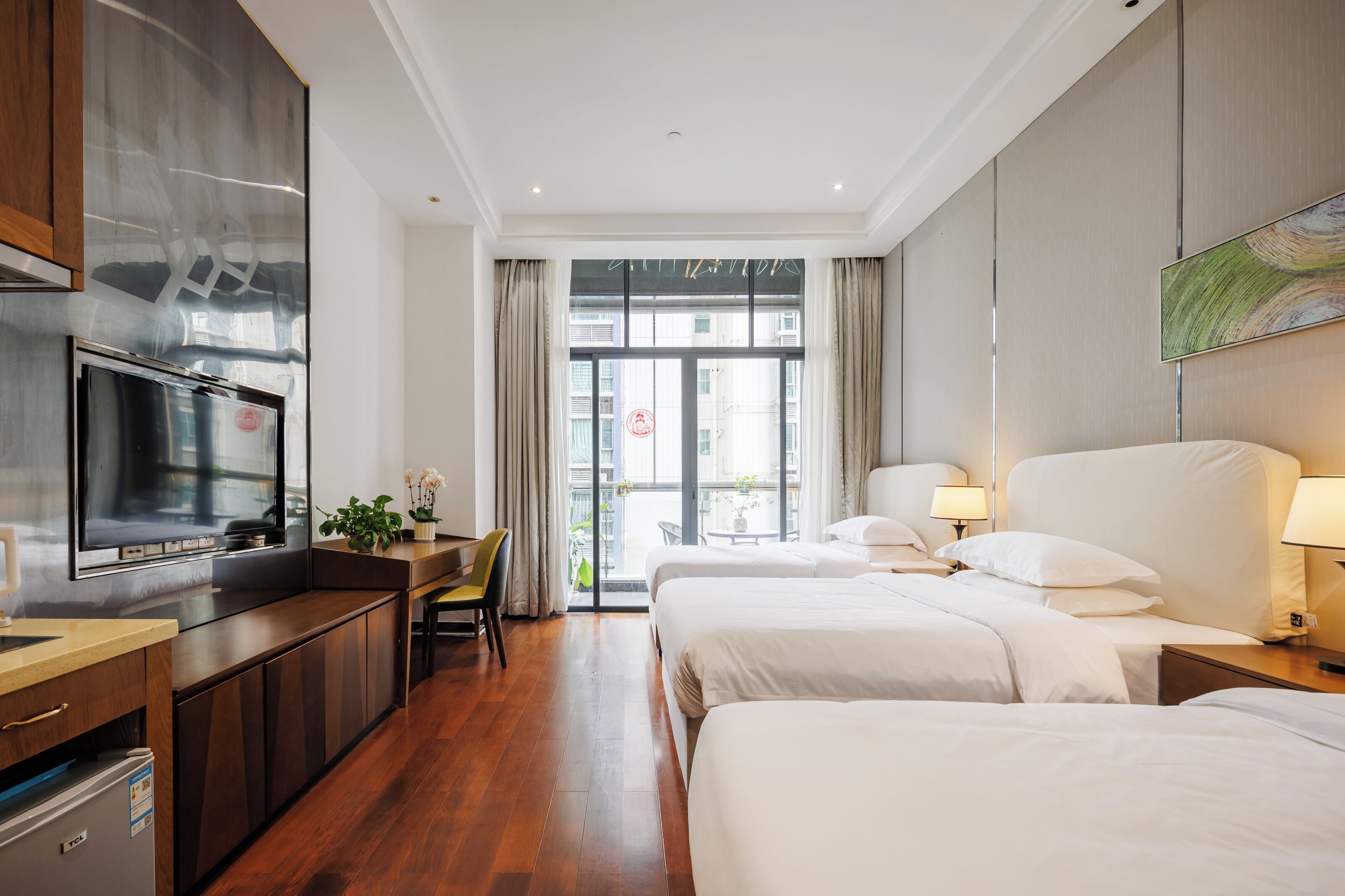 مكتب ومساحة عمل للكمبيوتر المحمول وتجهيزات عازلة للصوت