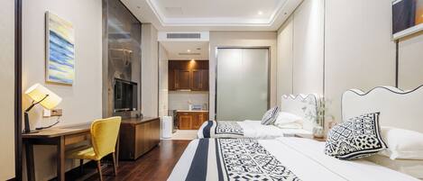 Familien-Zweibettzimmer | Schreibtisch, laptopgeeigneter Arbeitsplatz