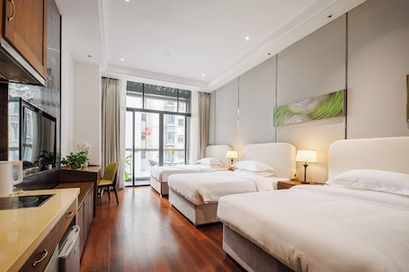 Family Suite | Desk, laptop workspace, free WiFi
