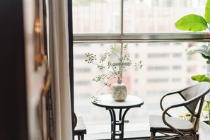 مكتب ومساحة عمل للكمبيوتر المحمول وتجهيزات عازلة للصوت