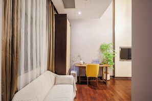 Luxury Twin Room | Desk, laptop workspace, free WiFi