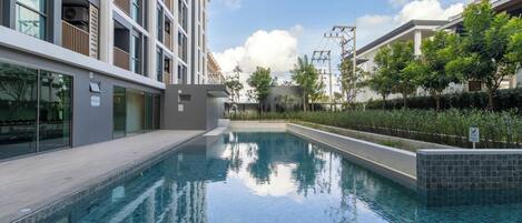 Una piscina al aire libre