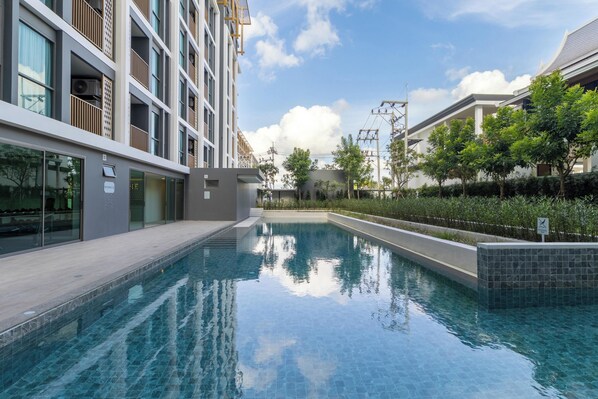 Una piscina al aire libre