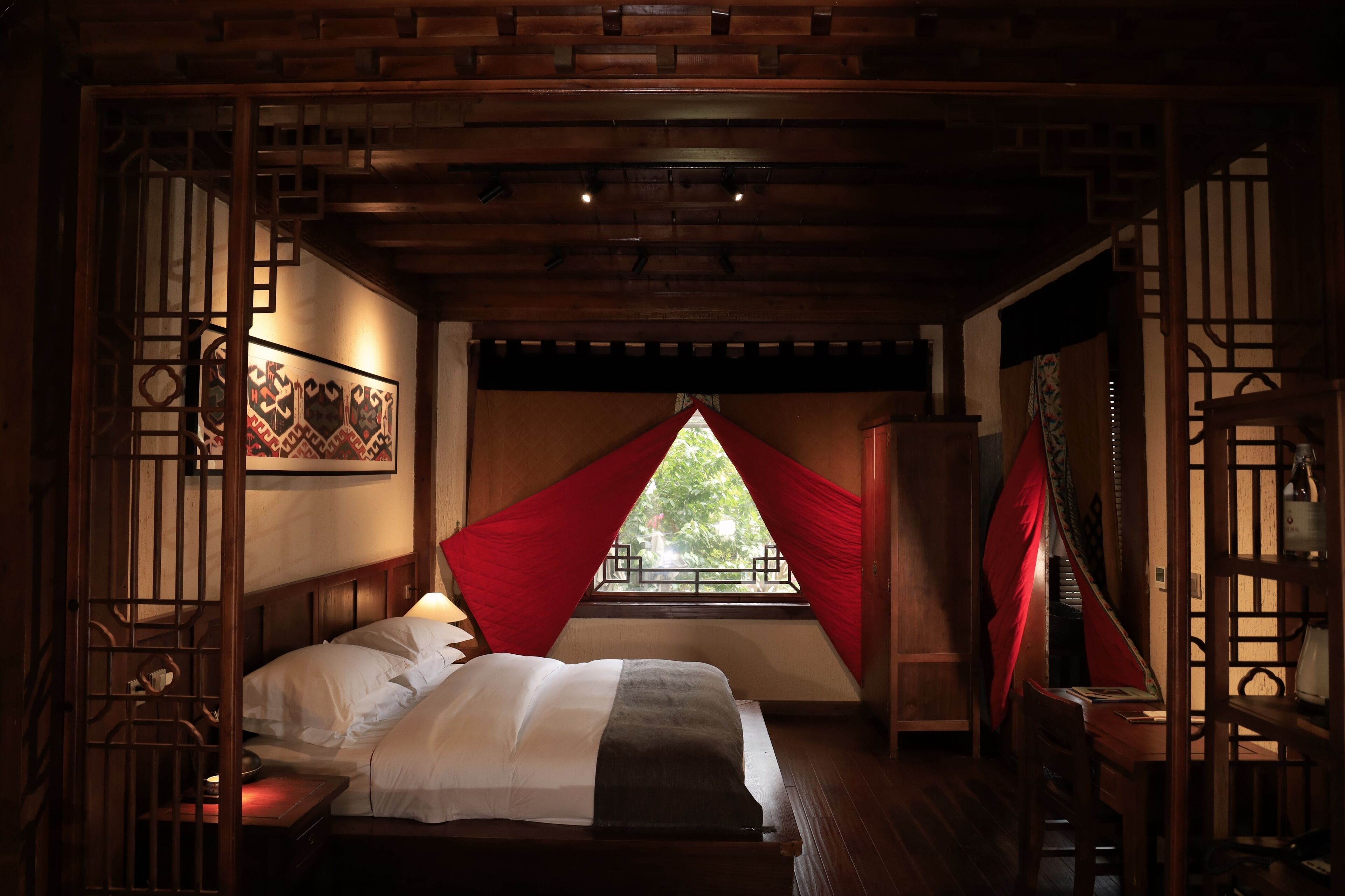 Phòng đôi có thiết kế đặc trưng, quang cảnh sân vườn | Bàn, khu vực làm việc phù hợp cho laptop, màn/rèm cản sáng 