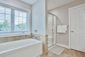 Hårtork, handdukar, tvål och toalettpapper