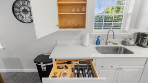 Coffee/tea maker, fridge, microwave, oven - The Jefferson | Emerald | City View (Alexandria)