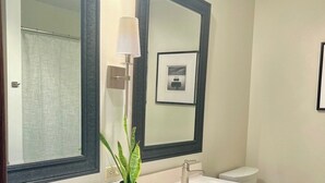 Bathroom - Sunlit Maple Inn-Rest Awaits You (Hutchinson)