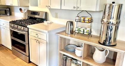 Sunlit Maple Inn - Charming 3 bedroom house in NW Hutchinson
