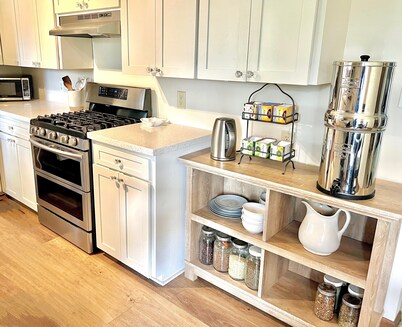 Sunlit Maple Inn - Charming 3 bedroom house in NW Hutchinson