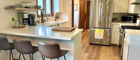 Een microgolfoven, een oven, een kookplaat, een vaatwasser