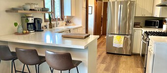 Sunlit Maple Inn - Charming 3 bedroom house in NW Hutchinson