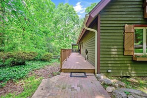 Terrace/patio - Fairytale cabin located in North Raleigh... (Raleigh)