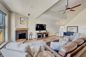 Smart-tv, eldstad, böcker och en stereo