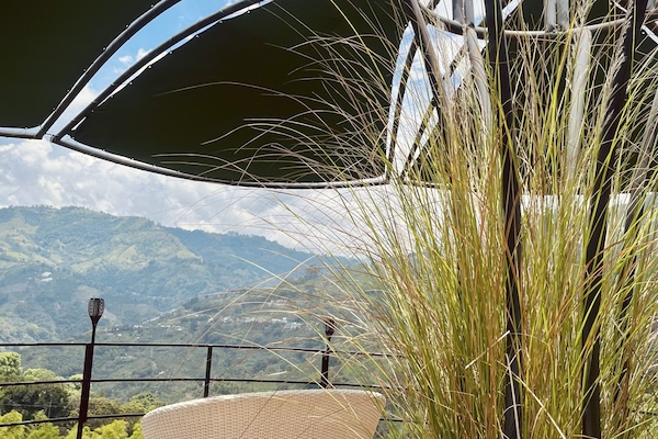 Deluxe-Bungalow, Terrasse, Bergblick | Wohnbereich