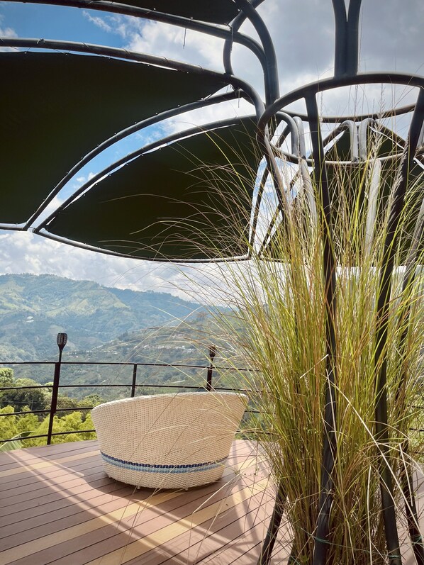 Deluxe Bungalow, Patio, Mountain View | Living area