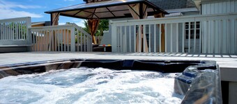 Cozy 4-bedroom house with pool in Hollywood