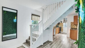 Ein modernes Interieur mit einer Treppe, die zu einem Küchenbereich führt.