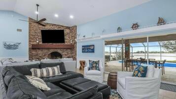 智能电视、壁炉、桌上足球、乒乓球