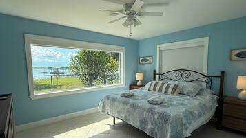 5 bedrooms, desk, iron/ironing board, travel cot