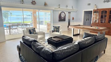 智能电视、壁炉、桌上足球、乒乓球