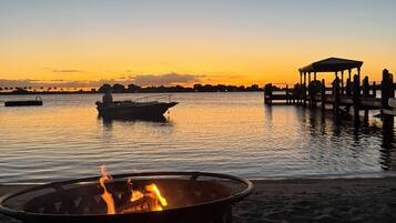 靠近海滩、沙滩椅、沙滩毛巾