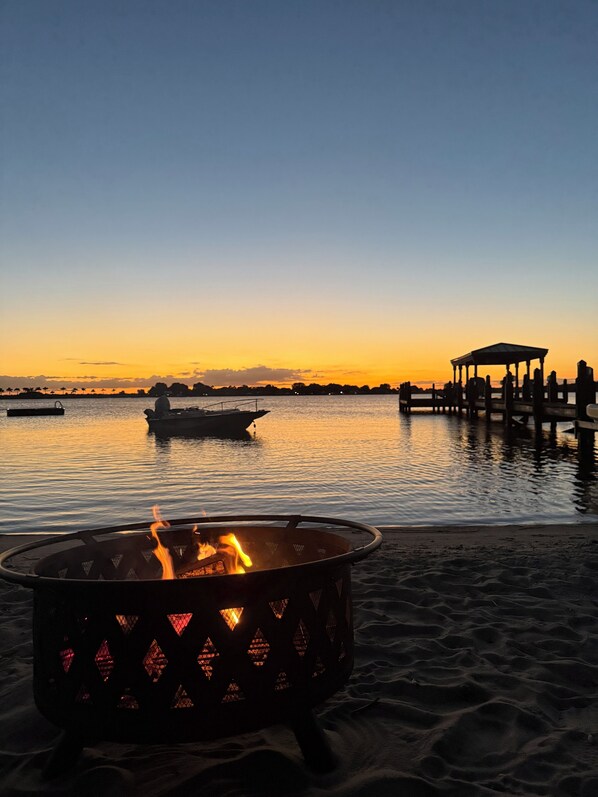 Beach nearby, sun-loungers, beach towels
