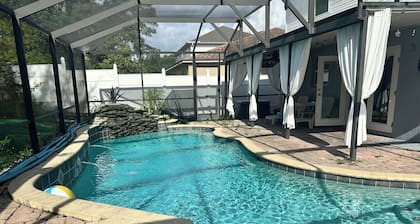 Orlando Family Getaway âą 4BR Home w/ Pool & Cinema Lounge