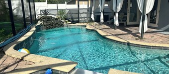 Orlando Family Getaway âą 4BR Home w/ Pool & Cinema Lounge