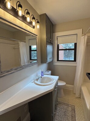 シャワー、ヘアドライヤー、タオル、石鹸